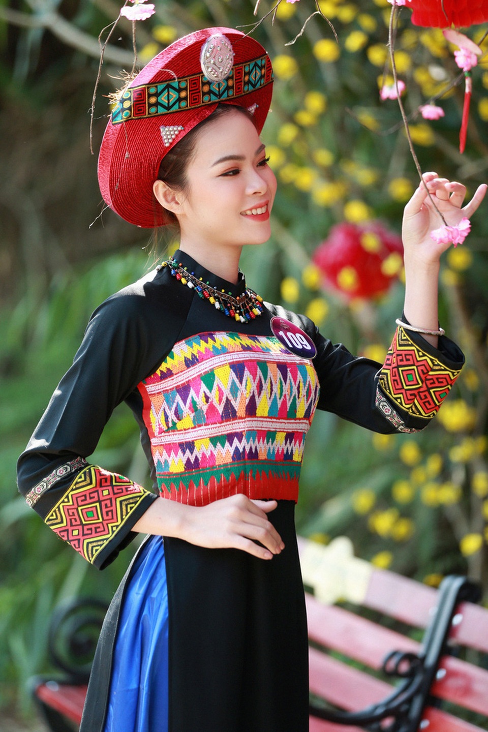 Người đẹp xứ Mường duyên dáng với áo dài thổ cẩm - 5 Người đẹp xứ Mường duyên dáng với áo dài thổ cẩm - 5