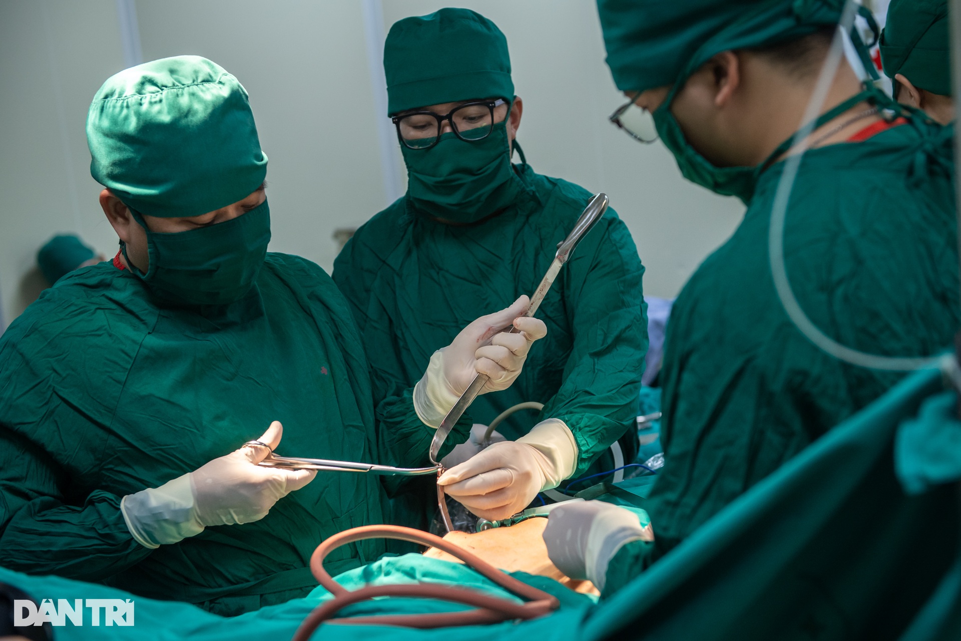 Xem bác sĩ dùng thanh titan uốn xương cho chàng trai lõm ngực - 13 Xem bác sĩ dùng thanh titan uốn xương cho chàng trai lõm ngực - 13
