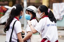 TPHCM: Sử dụng điện thoại, cán bộ coi thi bị lập biên bản