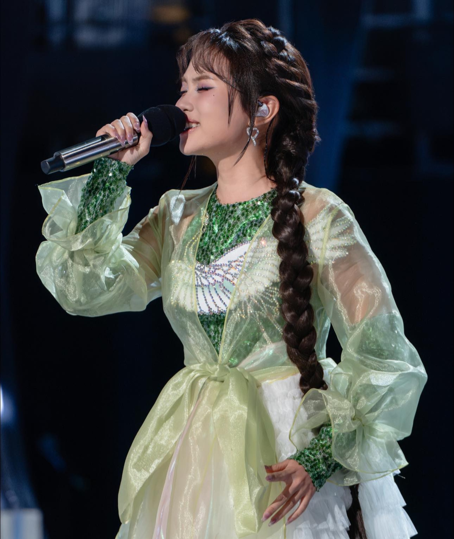 Phương Mỹ Chi gây sốt với 3 trang phục biểu diễn ở cuộc thi hát quốc tế - 9