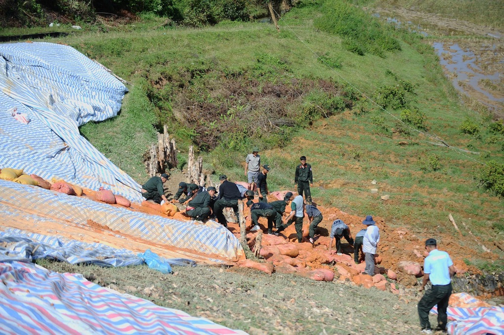 Khoan thăm dò, bơm hóa chất cứu đập nước 1,7 triệu m3 ở Lâm Đồng - 2