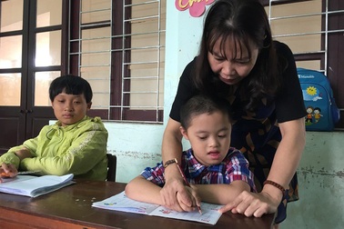 Cảm phục cô giáo của những học trò không lành lặn