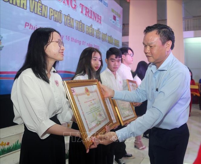 Phó Chủ tịch UBND tỉnh Phú Yên Đào Mỹ trao tặng bằng khen cho sinh viên tiêu biểu. Ảnh TTXVN