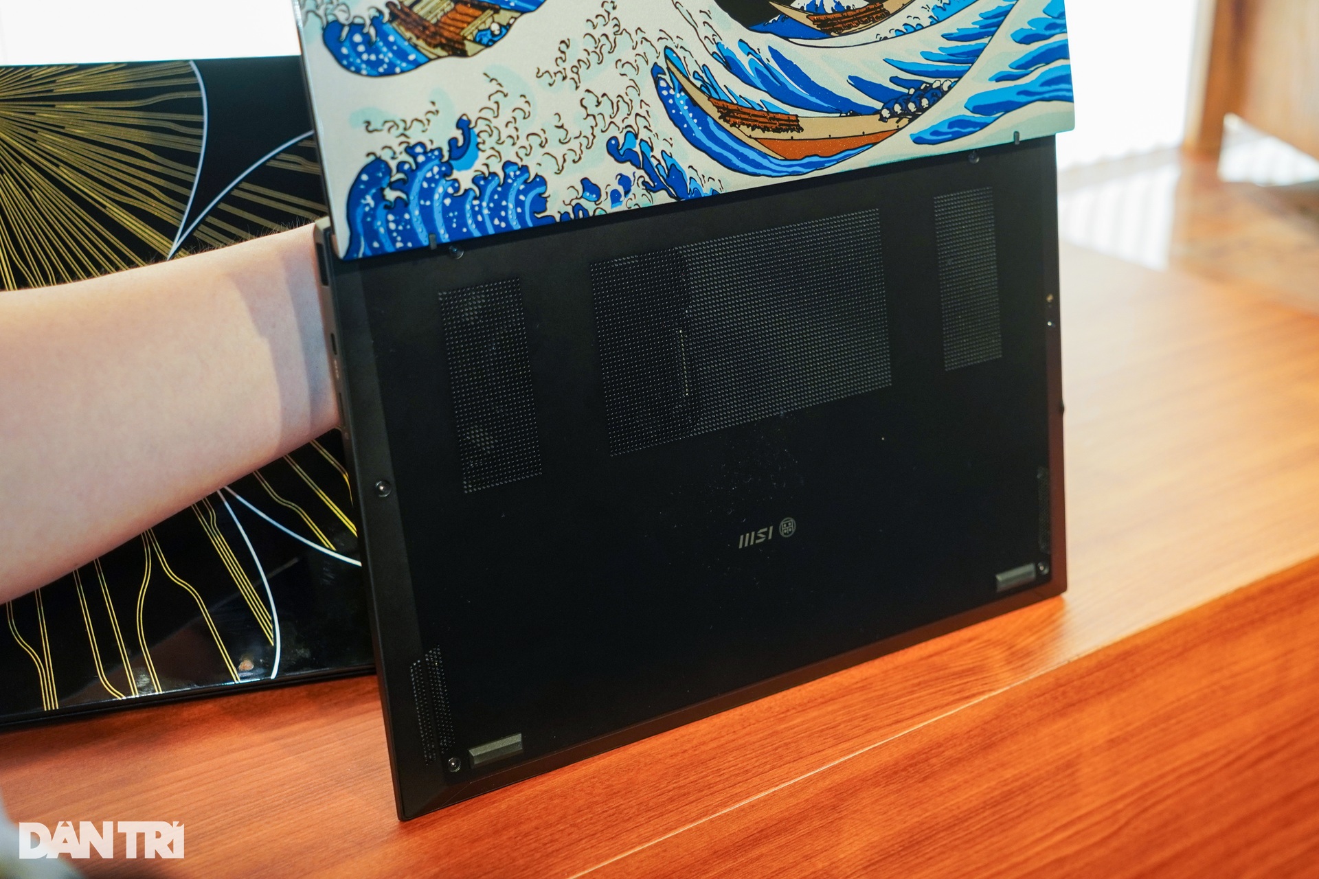 Computex 2025: Laptop AI có mặt lưng tranh sơn mài thủ công - 5