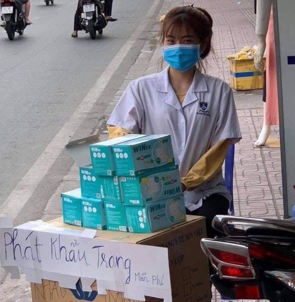 Công an phát miễn phí khẩu trang cho gần 30.000 công nhân - 4 Công an phát miễn phí khẩu trang cho gần 30.000 công nhân - 4