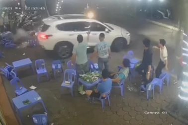 Lùi xe lao vào quán nhậu, tài xế nhanh chóng bỏ chạy khỏi hiện trường