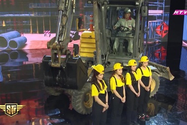 Dùng máy xúc hất 10 chiếc mũ trên đầu 10 cô gái