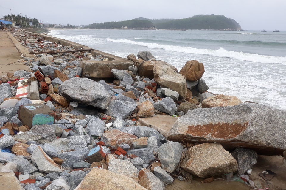 Sóng xé nát kè bê tông, hàng trăm nhà dân bị đe dọa - 3 Sóng xé nát kè bê tông, hàng trăm nhà dân bị đe dọa - 3