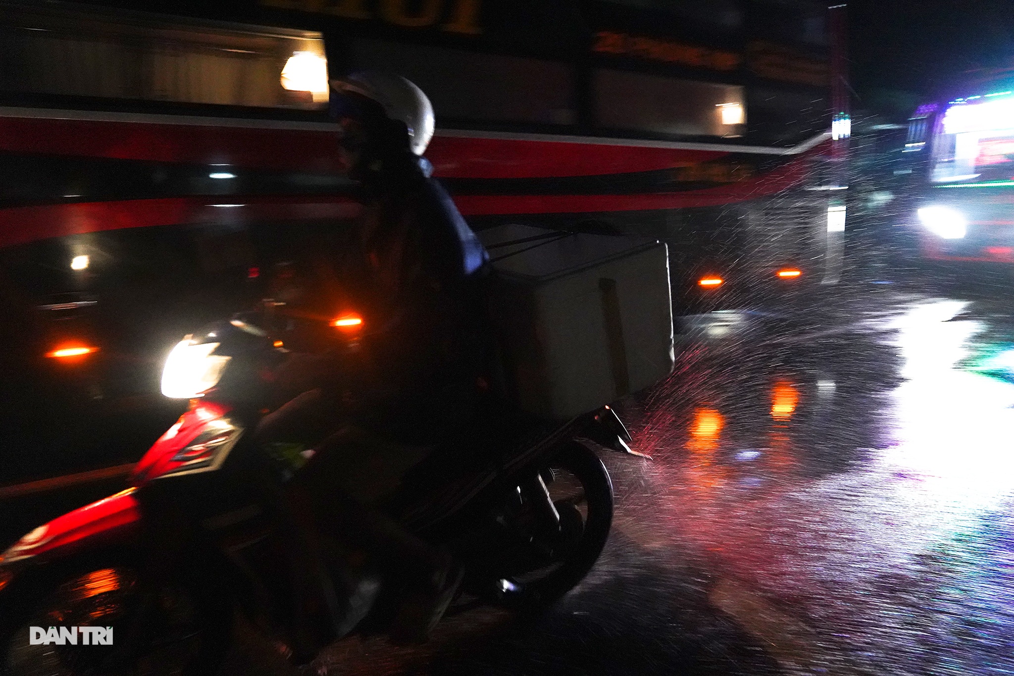 Dòng phương tiện phải quay đầu tránh bão số 9, quốc lộ 1 tắc dài - 12 Dòng phương tiện phải quay đầu tránh bão số 9, quốc lộ 1 tắc dài - 12