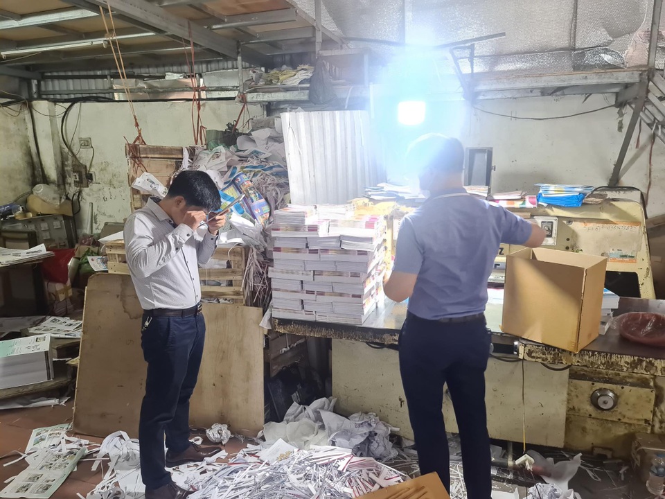 Phát hiện gần 1 tấn sách và ruột sách in lậu tại Hà Nội - 1 Phát hiện gần 1 tấn sách và ruột sách in lậu tại Hà Nội - 1