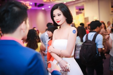 Á hậu Diễm Trang khoe vai trần trắng ngần gợi cảm