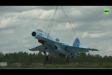 Video trực thăng Nga treo lơ lửng tiêm kích Su-27