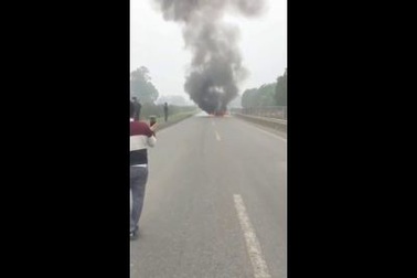 Ô tô bốc cháy ngùn ngụt trên cao tốc Thái Nguyên - Hà Nội