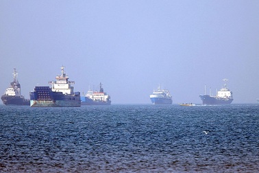 Rộ tin Iran bắt tàu hàng nghi là "kho vũ khí nổi" gần eo biển Hormuz
