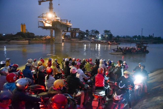 Hải Dương: Hàng ngàn người ùn ùn đợi phà giữa thời dịch Covid-19 - 32 Hải Dương: Hàng ngàn người ùn ùn đợi phà giữa thời dịch Covid-19 - 32