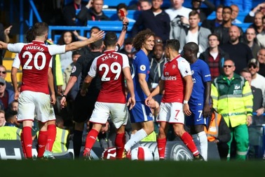 David Luiz vào bóng rợn người, Conte vẫn… kêu oan