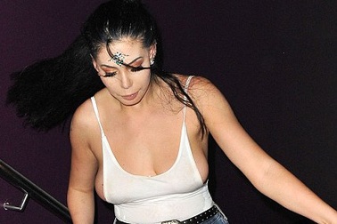 Sao truyền hình thực tế suýt tụt áo vì say xỉn