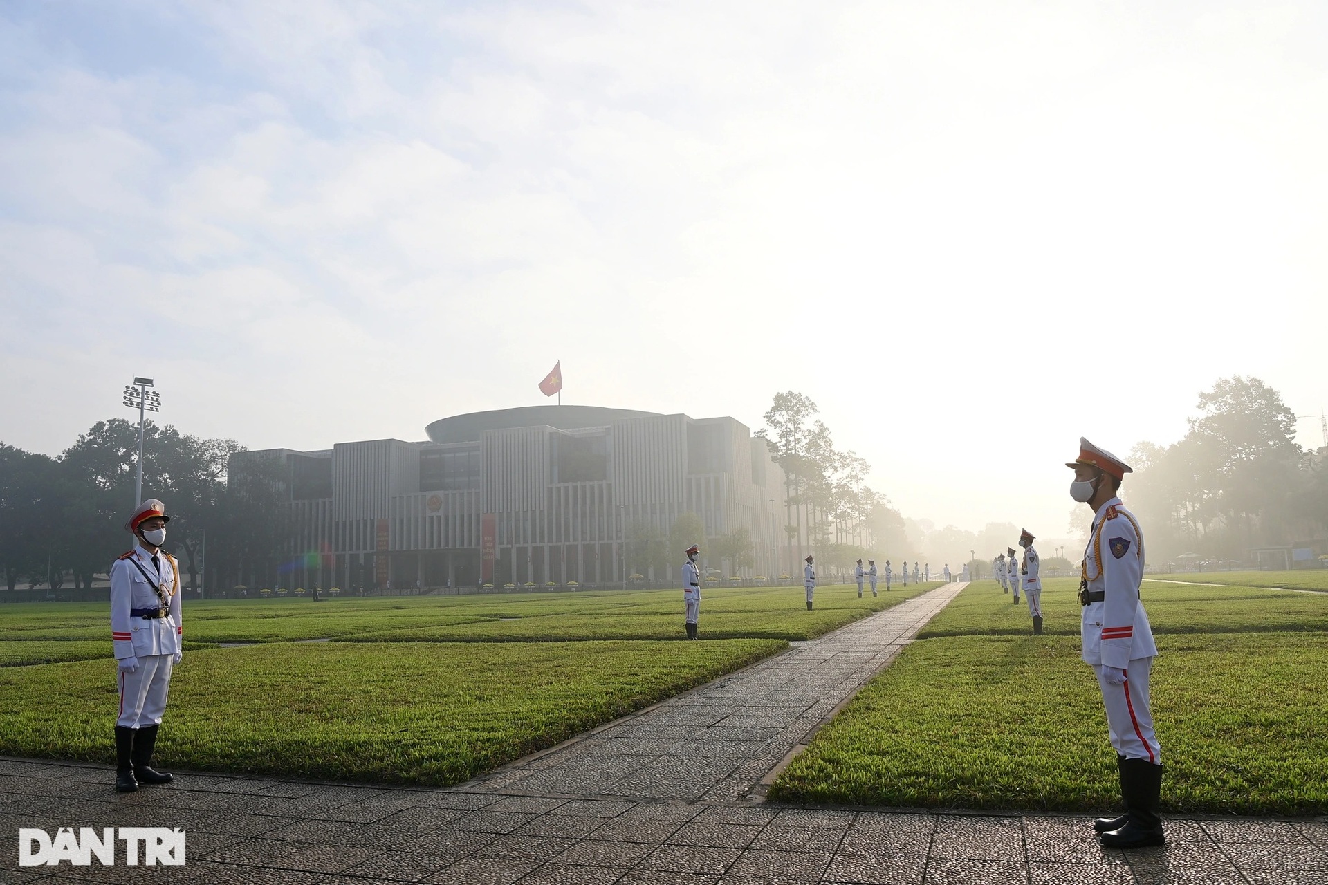 Đoàn đại biểu Quốc hội dự kỳ họp thứ 2 vào Lăng viếng Chủ tịch Hồ Chí Minh - 9 Đoàn đại biểu Quốc hội dự kỳ họp thứ 2 vào Lăng viếng Chủ tịch Hồ Chí Minh - 9