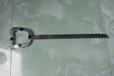 Biểu diễn nuốt kiếm và lưỡi cưa, 2 người đàn ông suýt mất mạng