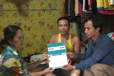 Bạn đọc Dân trí giúp đỡ cô bé teo não hơn 20 triệu đồng