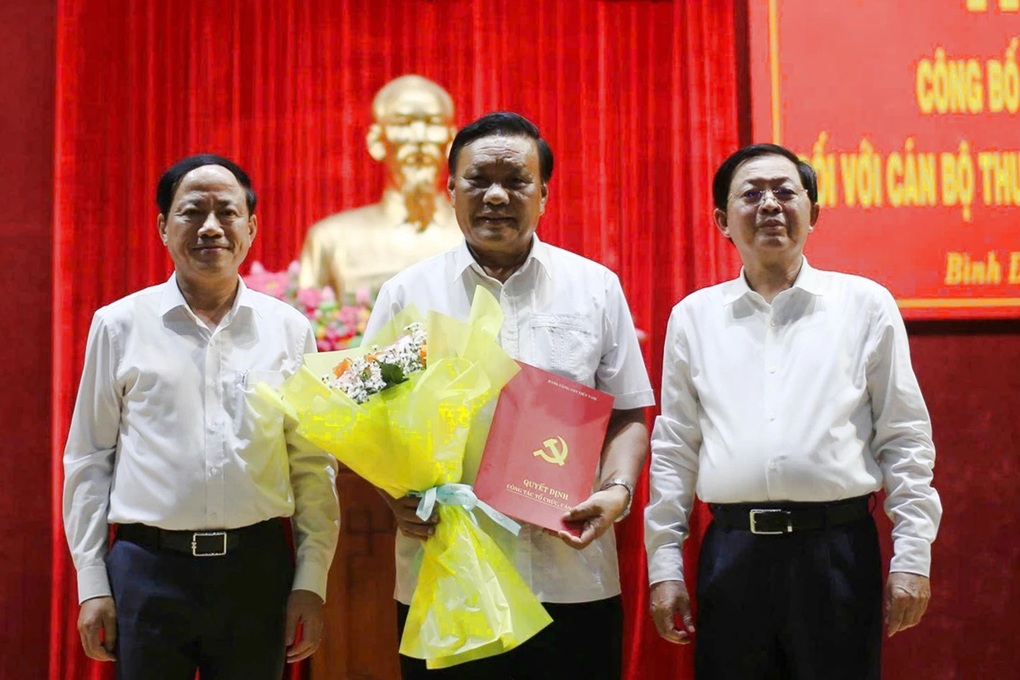 Phó bí thư và 38 cán bộ ban thường vụ tỉnh ủy quản lý nghỉ hưu trước tuổi - 1 Phó bí thư và 38 cán bộ ban thường vụ tỉnh ủy quản lý nghỉ hưu trước tuổi - 1
