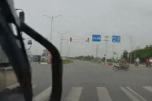 Vượt đèn đỏ, container suýt gây tai nạn thảm khốc cho người đi xe máy