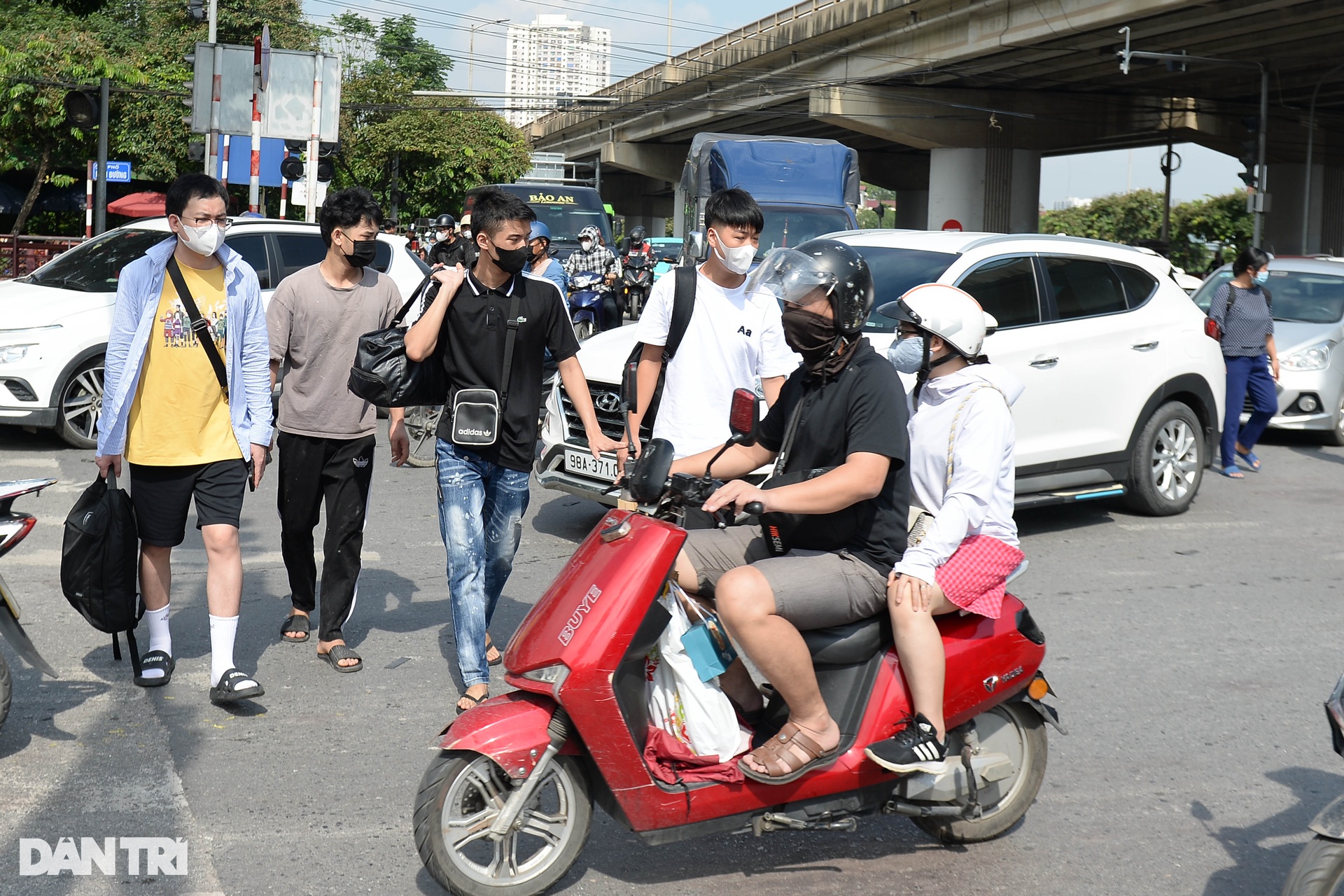 Ngày đầu nghỉ lễ 2/9, dòng người và xe nhích từng mét rời Thủ đô - 9