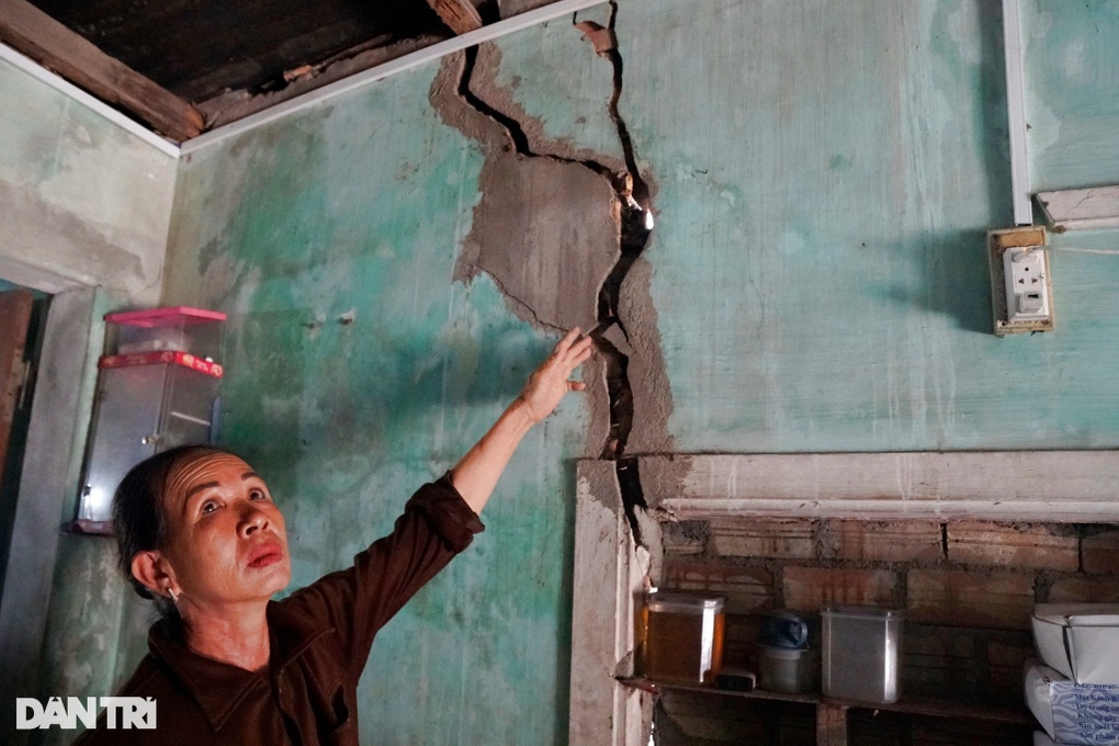 Gần 20 hộ dân sống chênh vênh bên bờ sông sạt lở, lo hà bá nuốt nhà - 2 Gần 20 hộ dân sống chênh vênh bên bờ sông sạt lở, lo hà bá nuốt nhà - 2