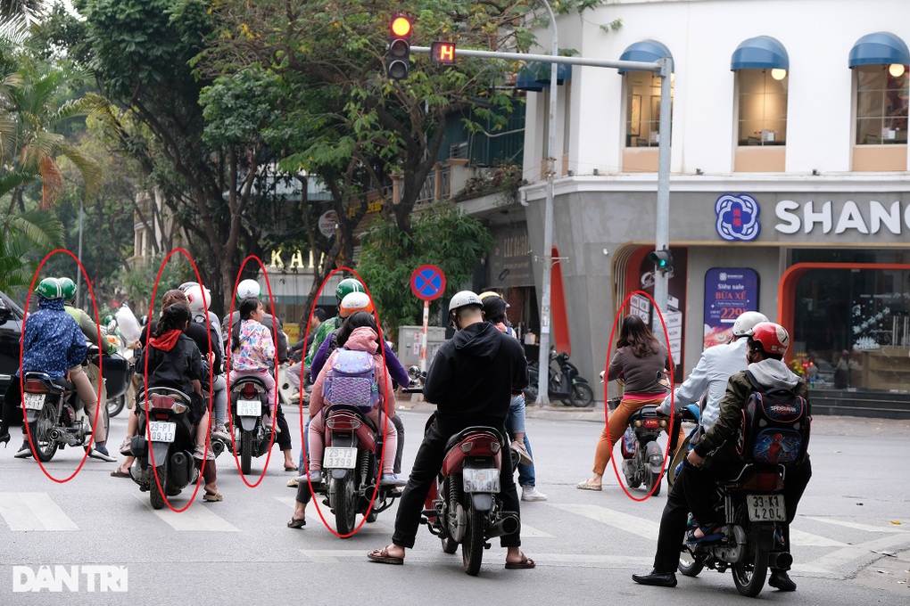 Phụ huynh đi xe máy chở trẻ nhỏ vẫn vô tư vượt đèn đỏ ở Hà Nội - 1 Phụ huynh đi xe máy chở trẻ nhỏ vẫn vô tư vượt đèn đỏ ở Hà Nội - 1