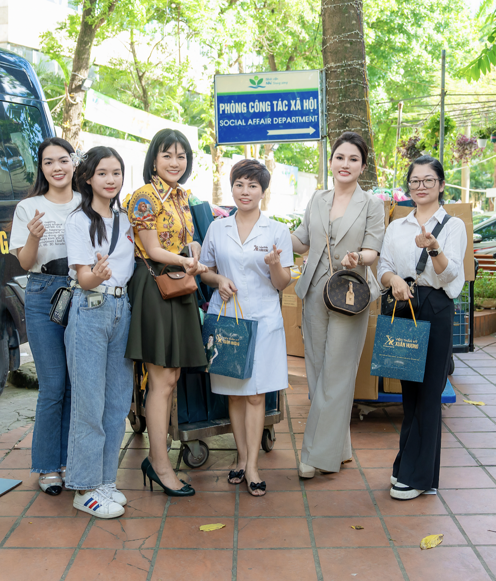 Viện Thẩm mỹ Xuân Hương trao 240 suất quà cho bệnh nhi có hoàn cảnh khó khăn - 2