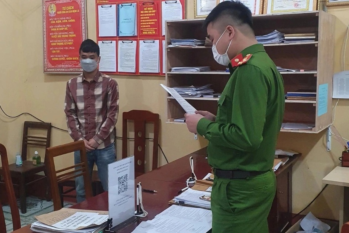 4 cán bộ trạm thu phí nhận tiền làm luật cho xe chở quá khổ lên cao tốc - 1 4 cán bộ trạm thu phí nhận tiền làm luật cho xe chở quá khổ lên cao tốc - 1