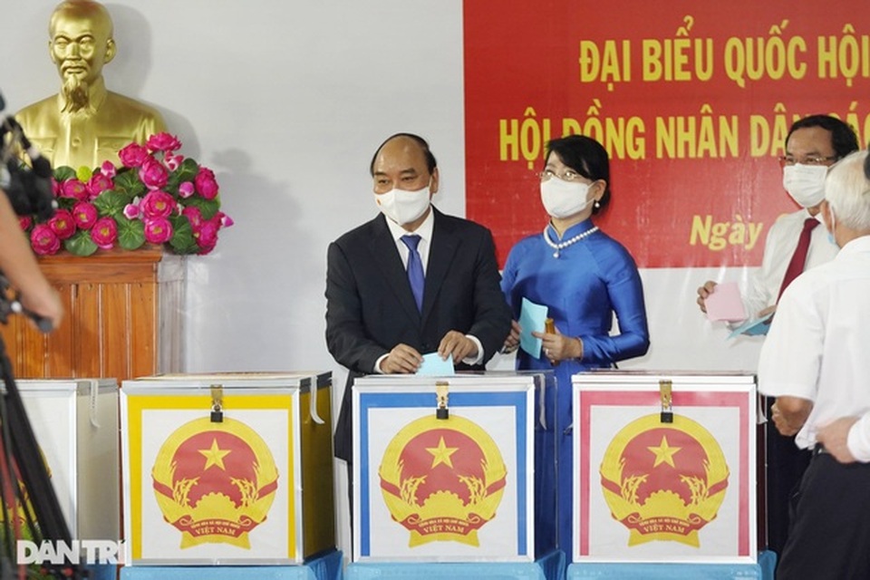 Chủ tịch nước Nguyễn Xuân Phúc cùng phu nhân bỏ phiếu ở Củ Chi, TPHCM - 1 Chủ tịch nước Nguyễn Xuân Phúc cùng phu nhân bỏ phiếu ở Củ Chi, TPHCM - 1