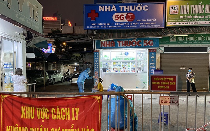 Hà Nội xét nghiệm Covid-19 ngay trong đêm cho 242 người liên quan đến Nhà thuốc Đức Tâm