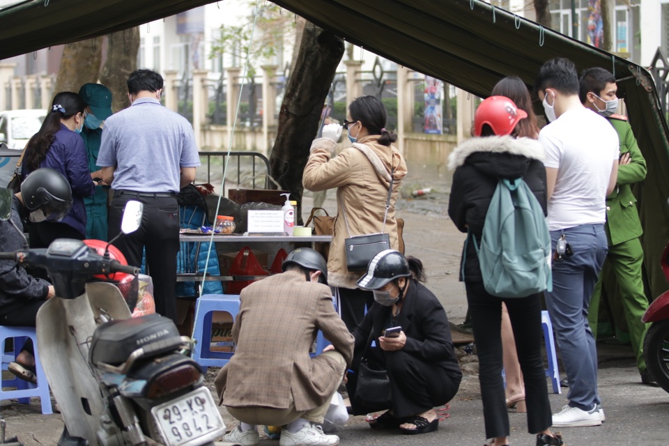 Hà Nội: Người thân tấp nập tiếp tế đồ vào khu cách ly Pháp Vân - Tứ Hiệp - 12 Hà Nội: Người thân tấp nập tiếp tế đồ vào khu cách ly Pháp Vân - Tứ Hiệp - 12