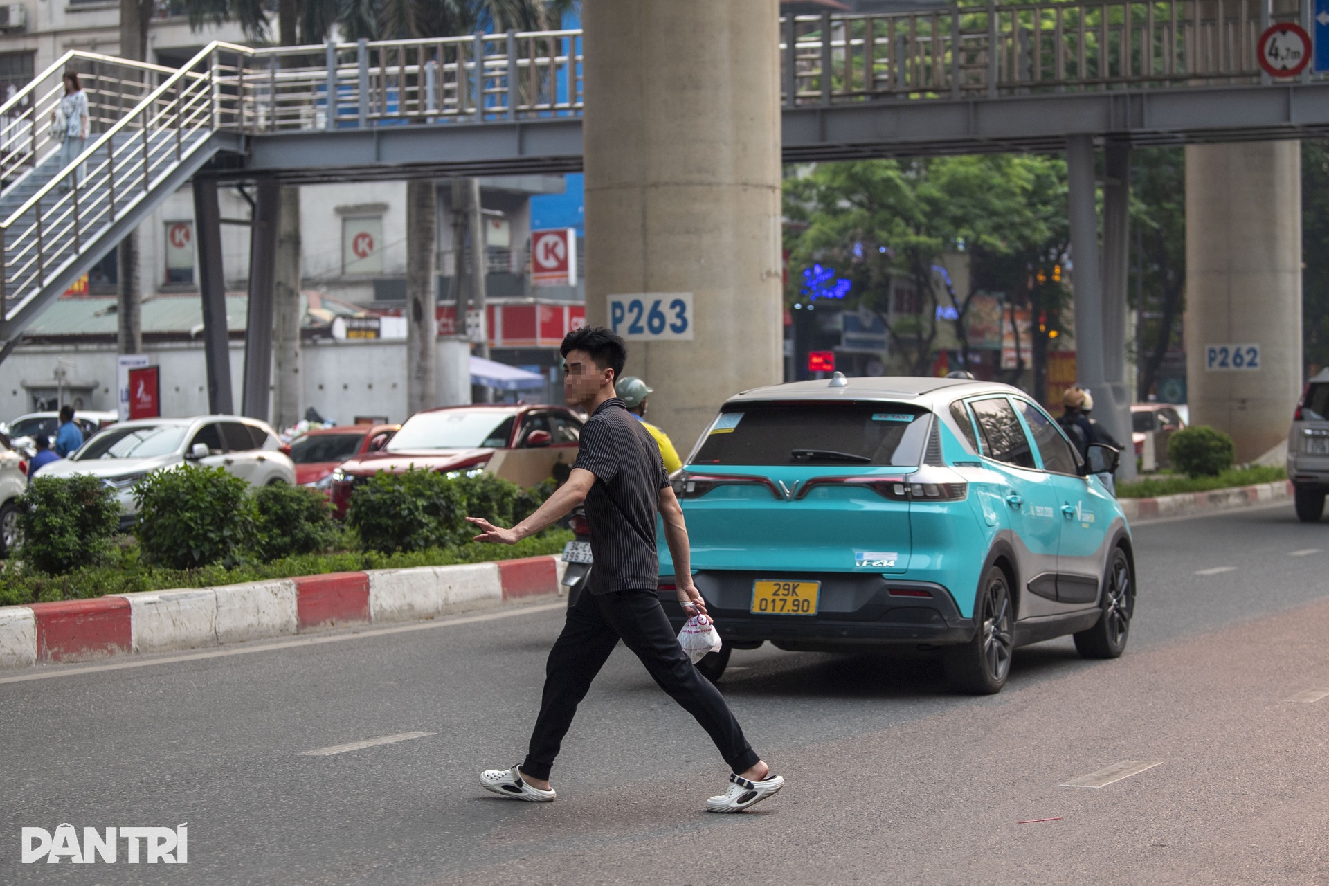 Nhiều người đi bộ tại Hà Nội vô tư sang đường bất chấp nguy hiểm, vi phạm - 11