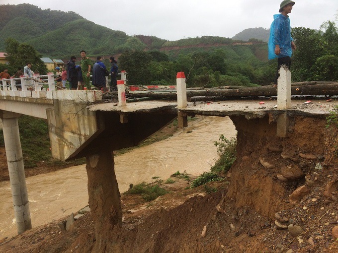 Cầu dân sinh, cầu tránh lũ RLây trên địa bàn huyện miền núi Đakrông (Quảng Trị) bị xói lở phần đường dẫn