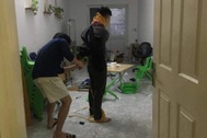 Hà Nội: Xác minh vụ 3 kẻ lạ mặt xông vào nhà xịt hơi cay, cướp điện thoại