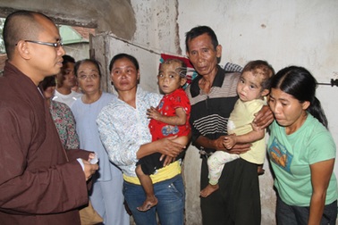 Trụ trì chùa Phúc Thành cùng đoàn phật tử tặng quà cho hai cháu bệnh lạ 