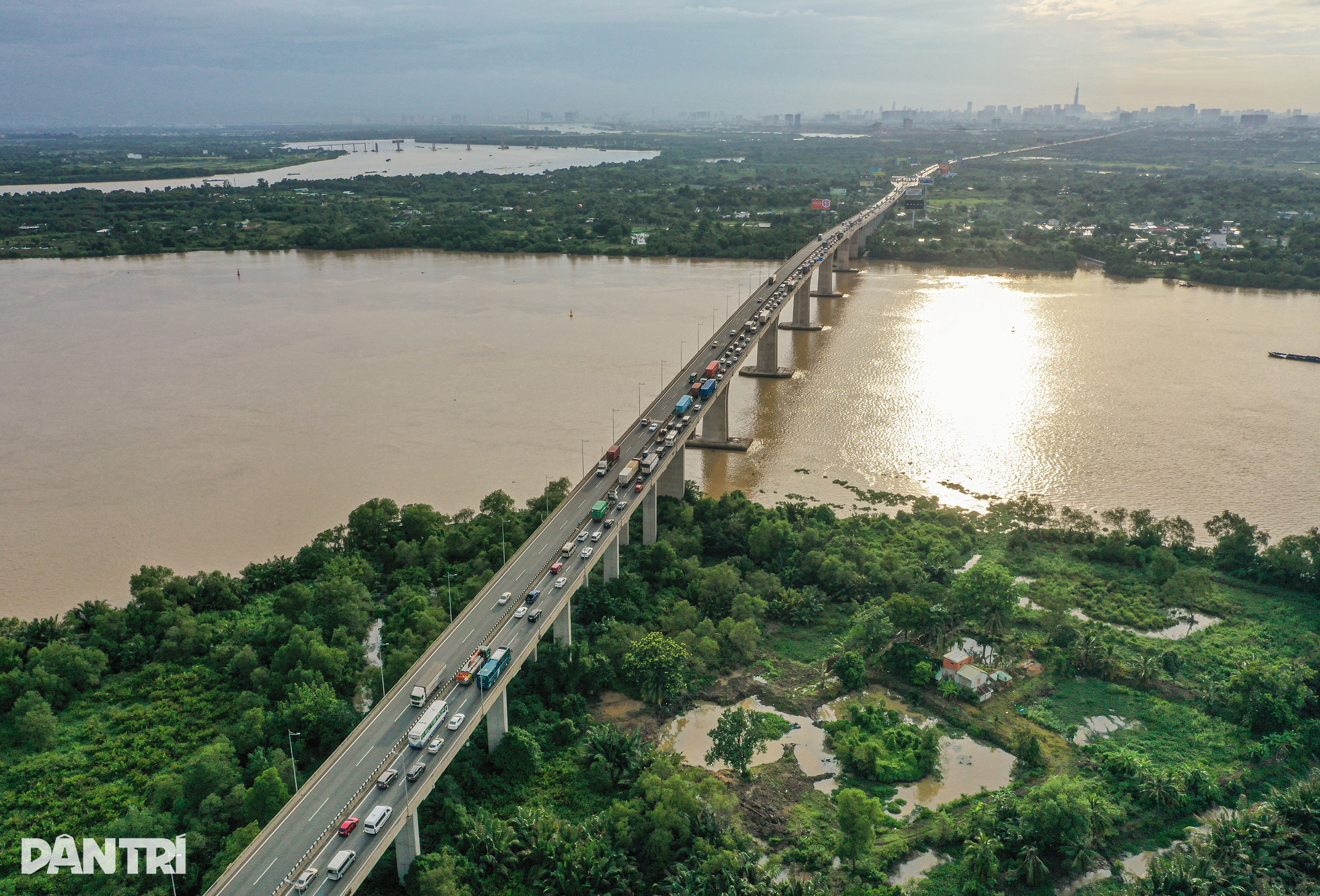 Kemacetan lalu lintas di Ho Chi Minh City - Long Thanh Expressway mencapai 5 km akibat perbaikan jembatan - 12 Cao tốc TPHCM - Long Thành kẹt xe kéo dài hơn 5km vì sửa cầu - 12