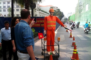 Robot điều tiết giao thông hút mắt người đi đường