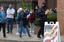 Người gốc Việt tại Mỹ hồi hộp chờ kết quả bầu cử tổng thống