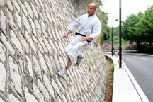 Võ sư Thiếu Lâm khiến khán giả trầm trồ bởi “khinh công” leo tường