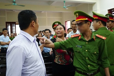 Hoãn phiên tòa vì… cháu của chủ tọa lấy người thân bị hại