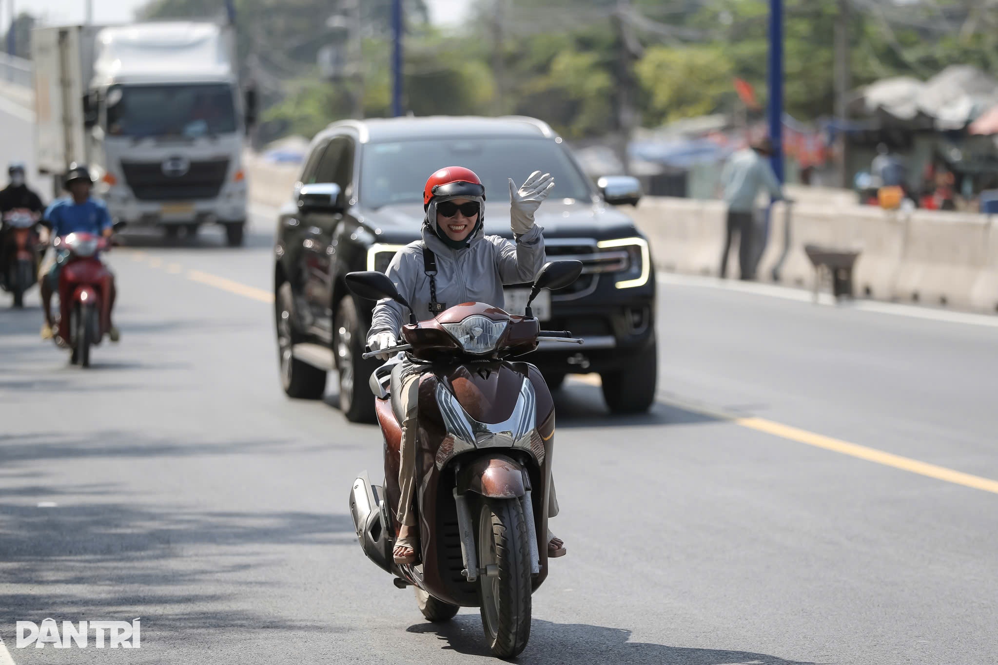 Thông xe một nhánh cầu Tăng Long ở TPHCM, người dân hy vọng hết cảnh kẹt xe - 8