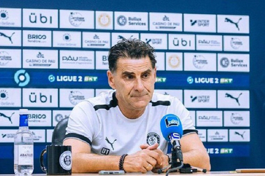 Bị chê chuyển nhượng kém, HLV Pau FC đáp trả gay gắt