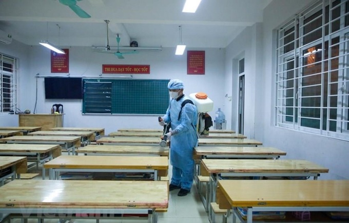 Phun khử khuẩn khi lớp học phát hiện học sinh là F0. Ảnh minh họa