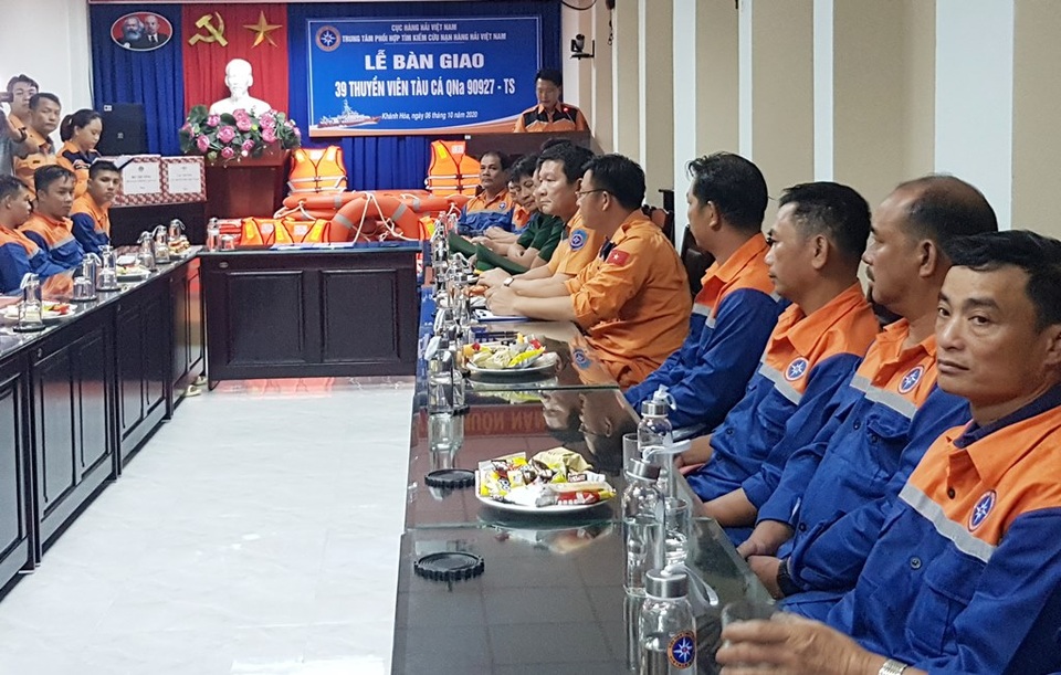 Cứu 39 ngư dân bị trôi dạt ở Trường Sa trong thời tiết xấu - 2 Cứu 39 ngư dân bị trôi dạt ở Trường Sa trong thời tiết xấu - 2