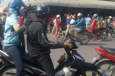 Hàng ngàn người chen nhau bán vàng sát biên giới