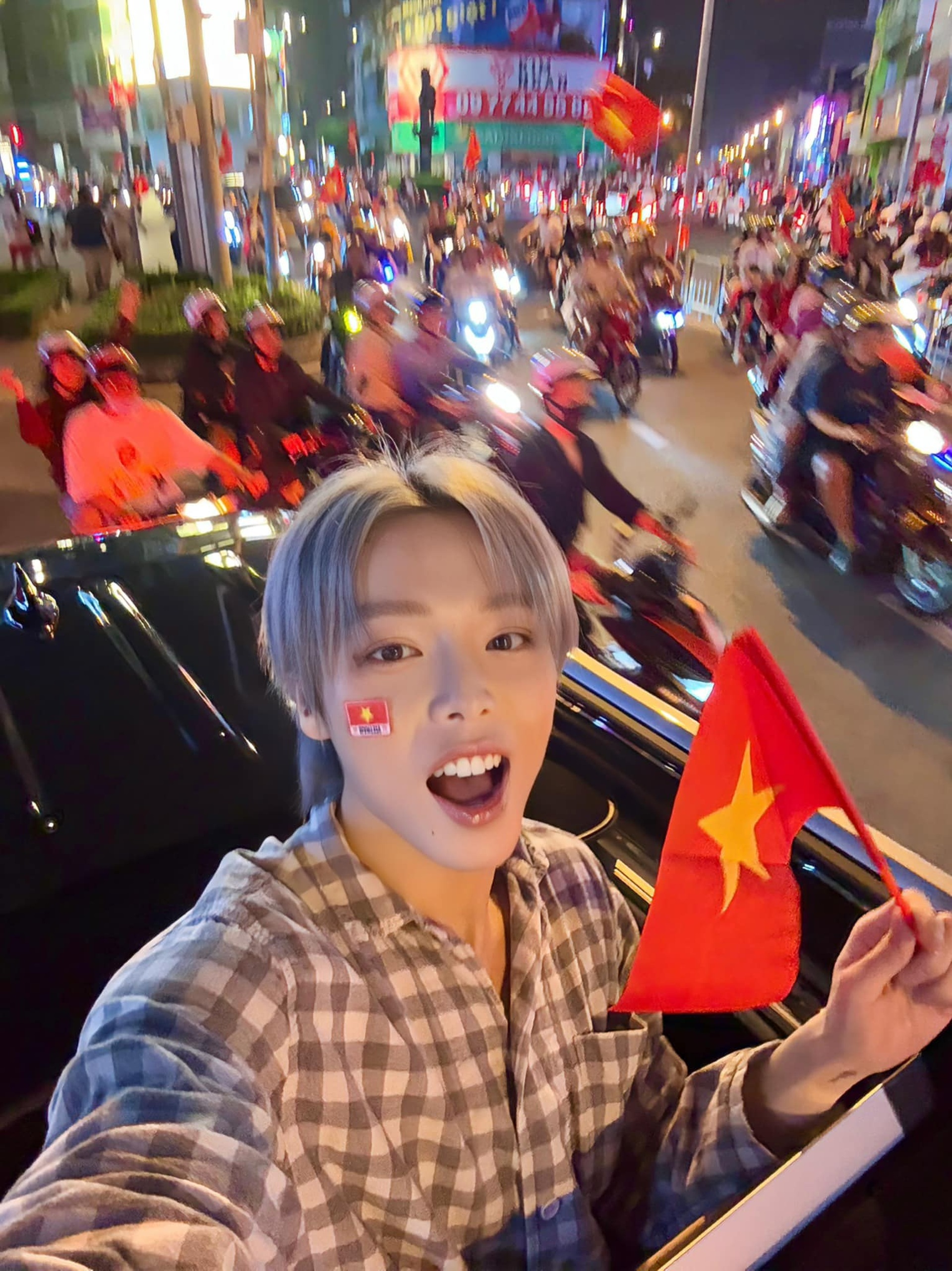 Hà Anh Tuấn, Thùy Tiên đi bão mừng đội tuyển Việt Nam vô địch AFF Cup - 2 Hà Anh Tuấn, Thùy Tiên đi bão mừng đội tuyển Việt Nam vô địch AFF Cup - 2