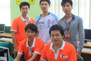 Chàng sinh viên đến trường trên đôi vai bạn